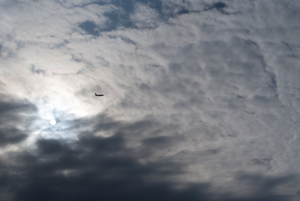 乌云下的飞机图片下载