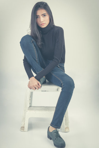 美丽的泰国女孩的照片是在时尚的风格。图片下载