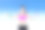 在海滩上拿着苹果和瓶子的运动型女人图片下载