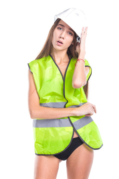 美丽的黑发年轻女子在建筑工背心和黑色比基尼图片下载