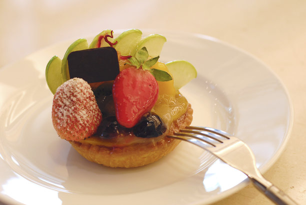 白色盘子里的水果馅饼图片下载