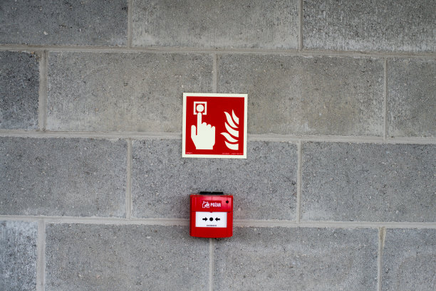 紧急安全出口在石墙上图片下载