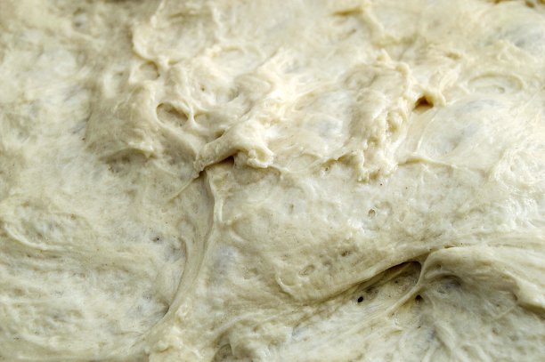 揉好的面团，在盆里发酵的面团，面团用来做面包图片下载