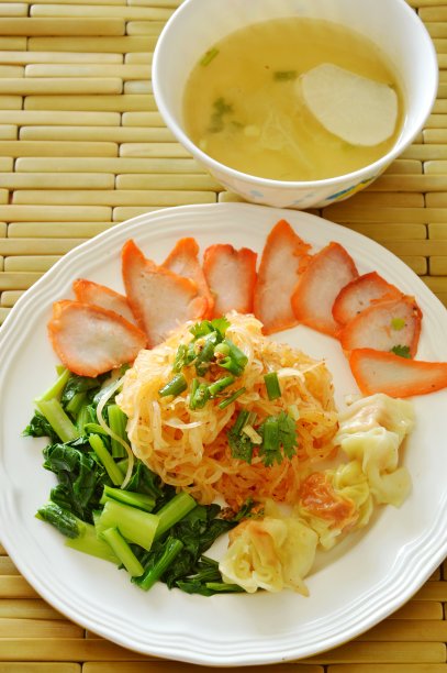 干细米粉配烧烤猪肉和汤圆图片下载