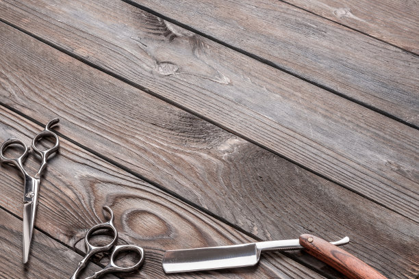 木制背景上的老式理发店工具图片下载