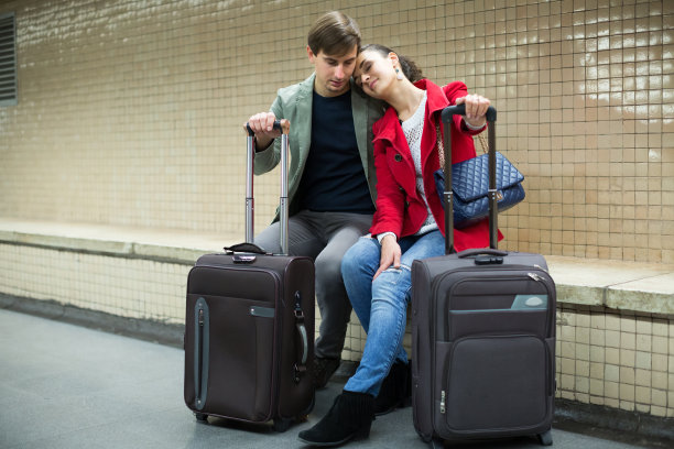 情侣坐在月台图片下载