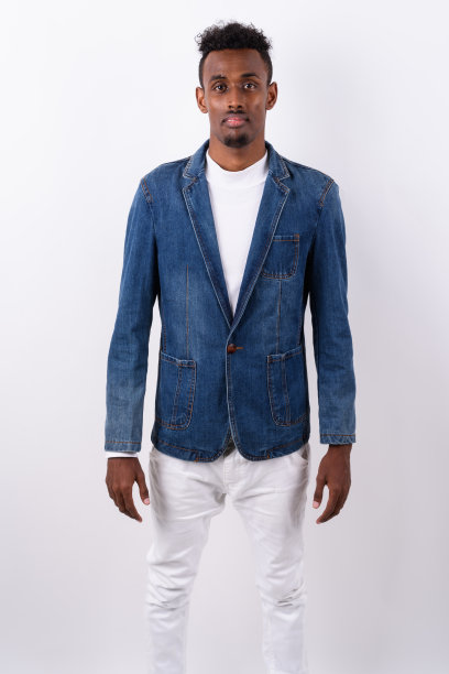 工作室拍摄的年轻非洲商人在白色背景下图片下载