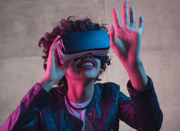 女人用VR眼镜触摸空气图片下载