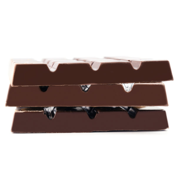 三个苦味，黑巧克力棒，孤立的白色背景，特写，侧视图图片下载