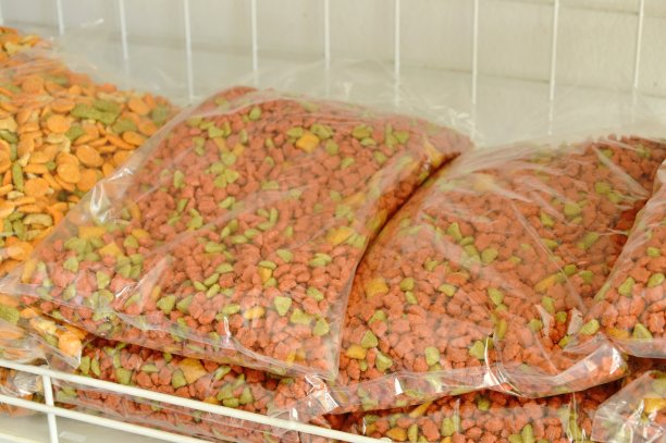 宠物店货架上的狗粮塑料袋包装图片下载