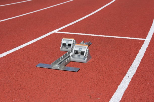 红跑道上的田径起跑台图片下载
