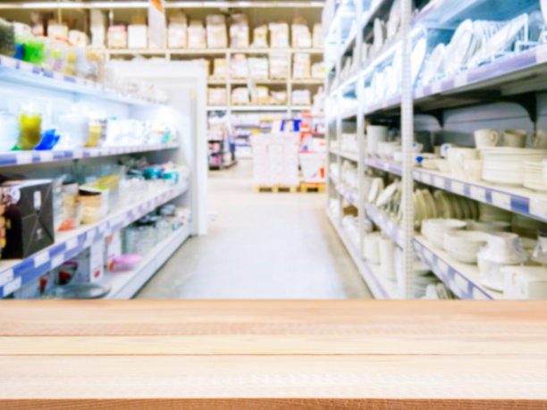 模糊背景前的空桌子图片下载