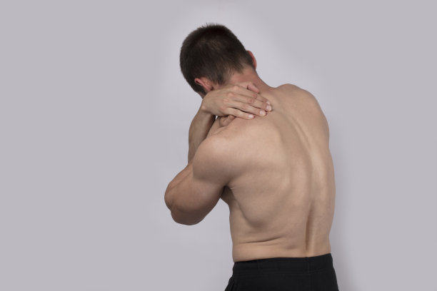 运动受伤，男人脖子疼。缓解疼痛和保健理念。图片下载