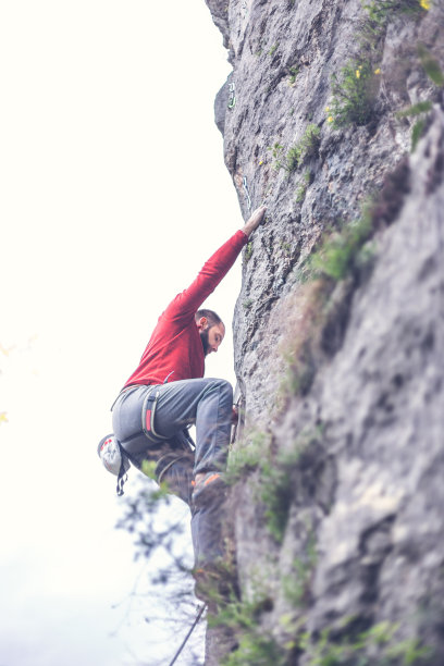 英俊的登山者在大自然的极端地形图片下载