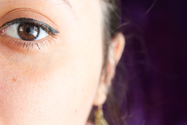 棕色的眼睛图片下载