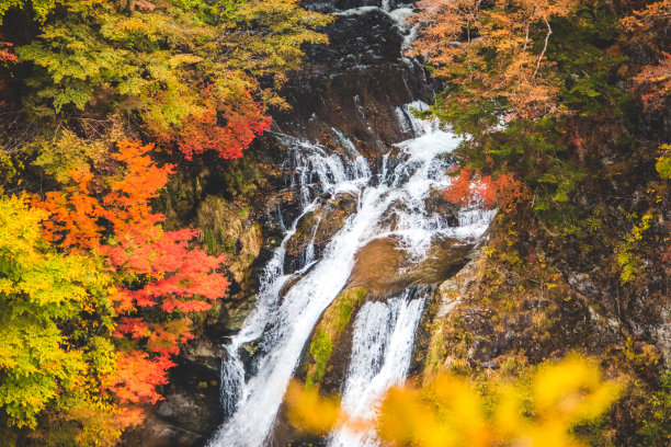 Kirifuri瀑布和美丽的日光秋天图片下载