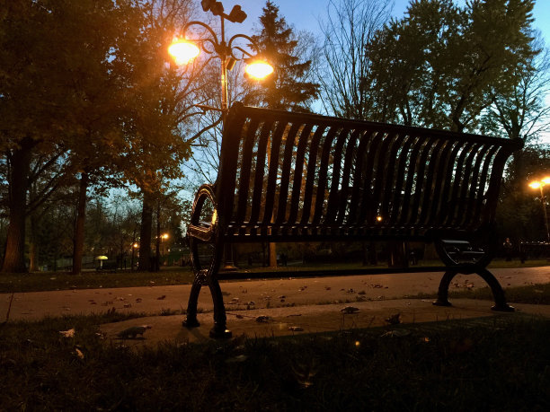 空的公园长椅上图片下载