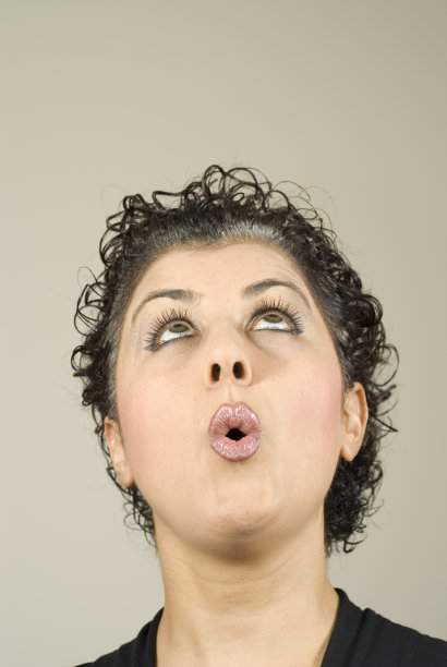 目瞪口呆的女人画像图片下载