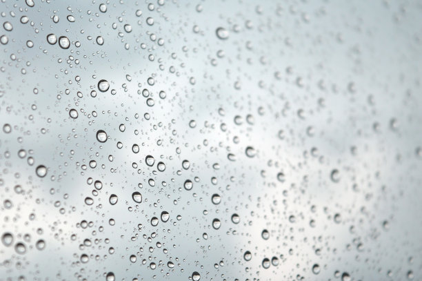 雨滴落在窗户上图片下载