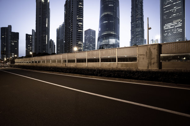 空路地面与现代城市标志性建筑的夜景图片下载