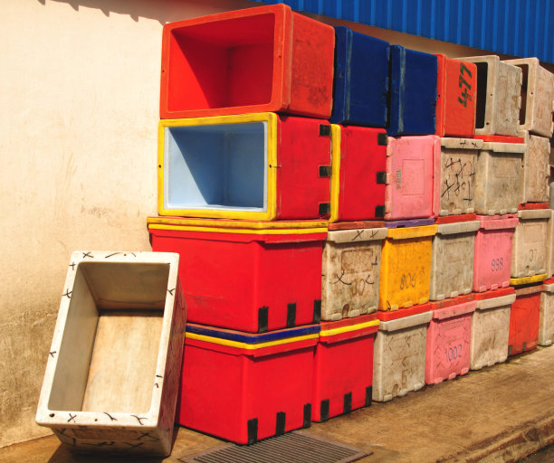 菜市场里的鱼盆图片下载