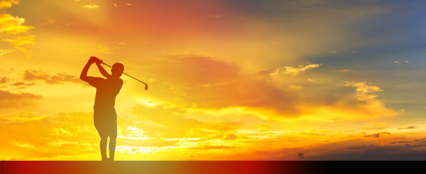 日落与高尔夫球员。素材图片
