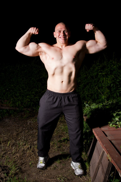 晚上在户外运动的年轻人图片下载