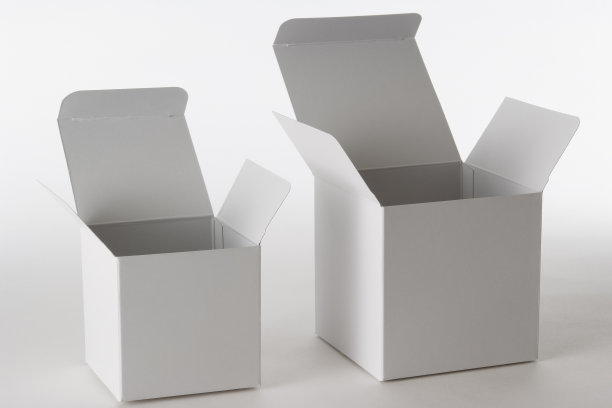 在白色背景上打开两个空白盒子的孤立镜头图片下载