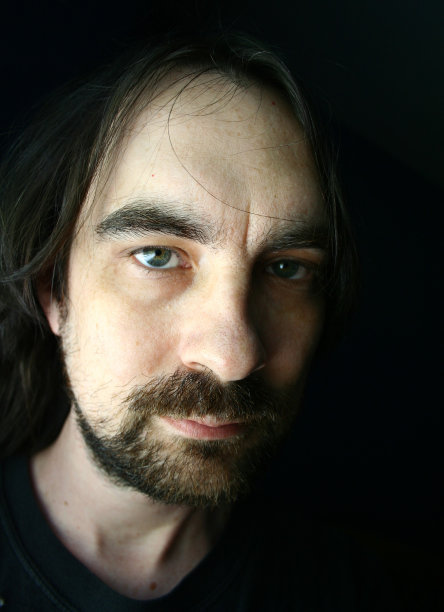 忧郁的男人图片下载