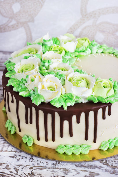 白色木制背景上奶油玫瑰庆祝蛋糕图片下载