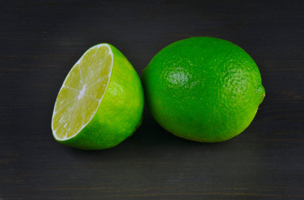 石灰在深色木材背景上图片下载