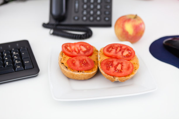 健康的工作饮食，三明治配腐殖质和番茄，背景是苹果图片下载