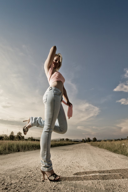 性感的女孩在路上图片下载