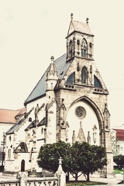 斯洛伐克科希策的圣迈克尔教堂，奶油复古滤镜图片下载
