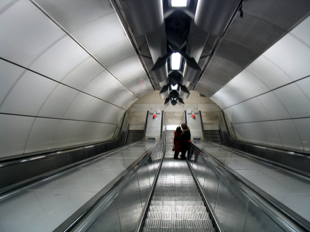 一对夫妇在伦敦的自动扶梯上图片下载