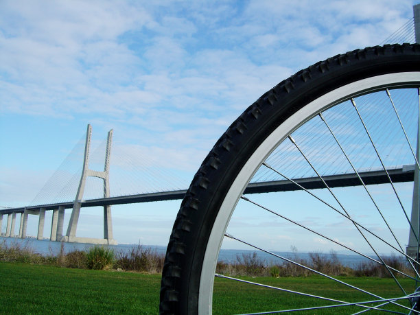 自行车轮胎与桥梁背景图片下载