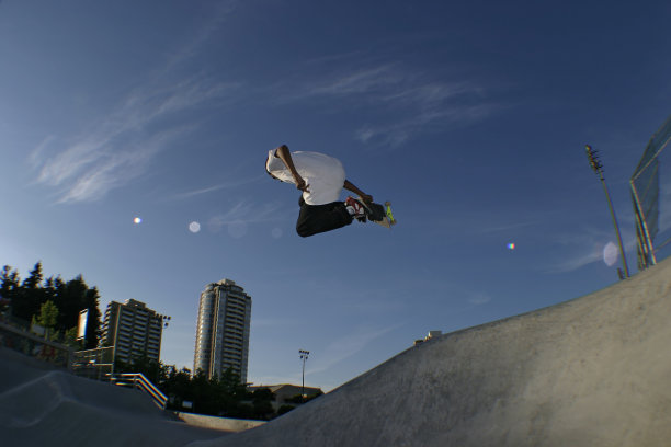 滑板者在飞行中图片下载