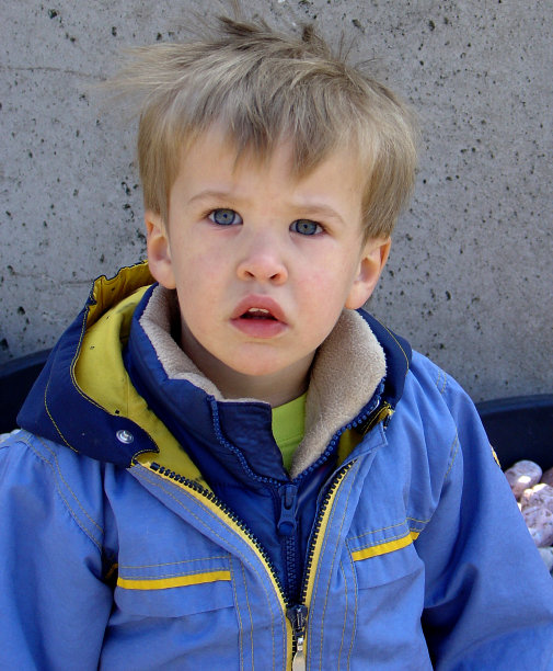 小男孩专注于他所看到的图片下载