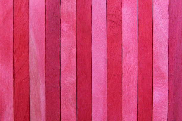 明亮的粉红色和红色木制背景。图片下载