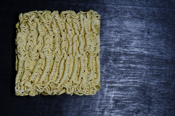 黑色背景上的静物方便面图片下载