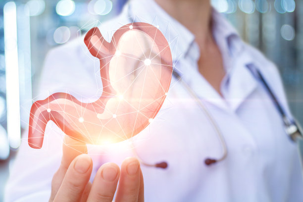 医生显示胃部健康。图片下载