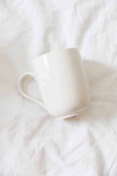 床上有一个咖啡杯图片下载