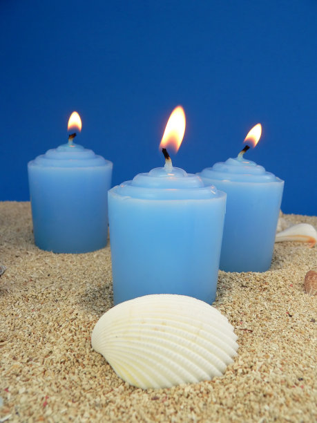 蜡烛在沙滩上图片下载