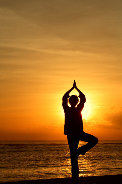 女人在日出时沉思图片下载