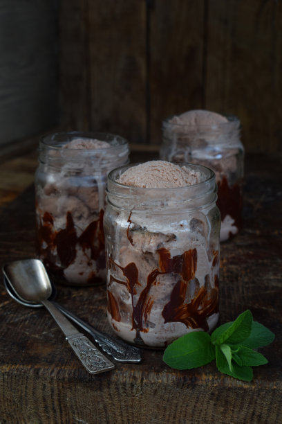 自制的咖啡冰淇淋与黑巧克力的罐子在木制的背景。侧视图。空间的文本。在自然光下拍摄图片下载