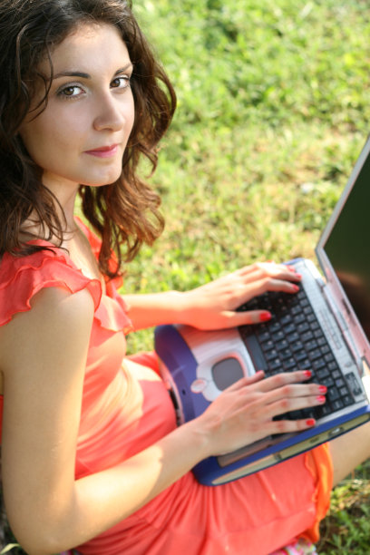 笔记本电脑的女人图片下载