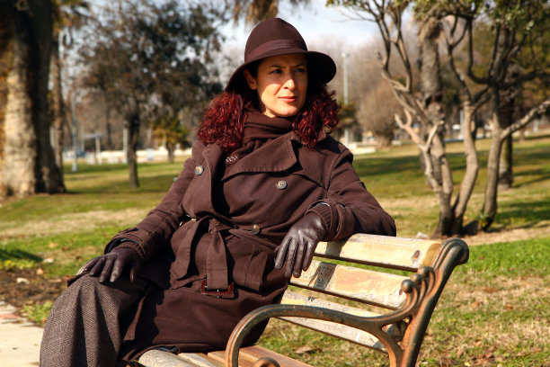 坐在长凳上的女人图片下载