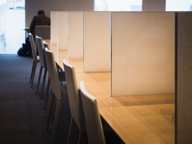 阅读在图书馆自习室私人区域图片下载