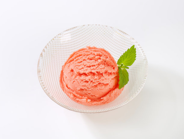 一勺粉色冰淇淋放在碗里图片下载