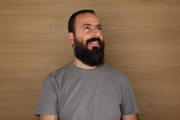 成年男子看着左上方微笑图片下载